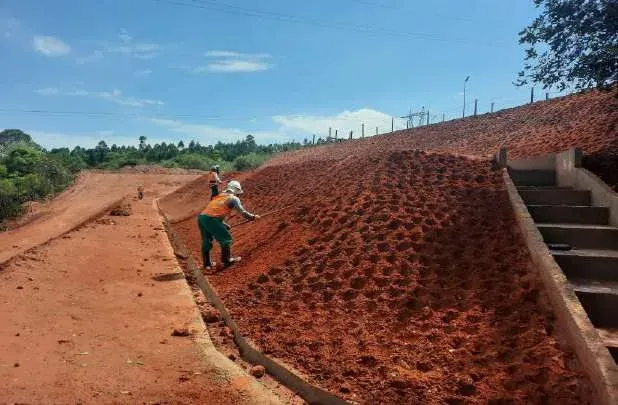 Equipe Pequi preparando o talude de solo exposto para hidrossemeadura