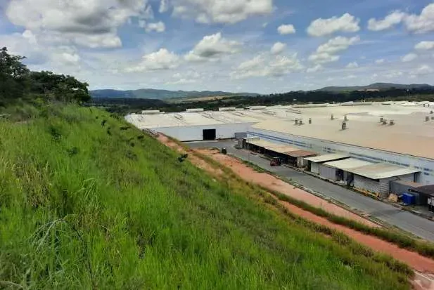 Vista da área verde recuperada com a planta industrial Belgo ao fundo