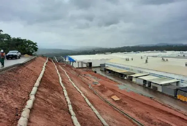 Talude com sacos de contenção e preparo de solo junto à fábrica Belgo
